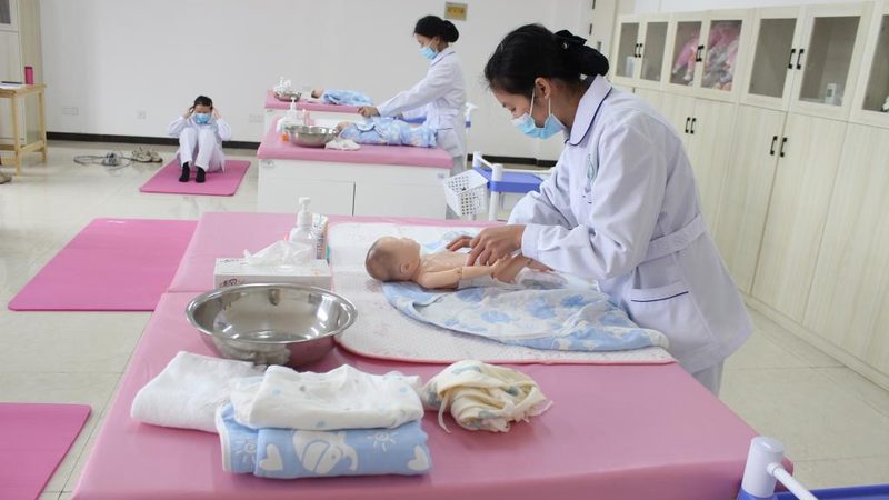 月嫂服务价格差异解析：24小时与白天有何不同**