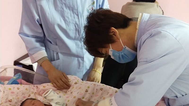 母婴护理师与育婴师：工资待遇背后的差异解析