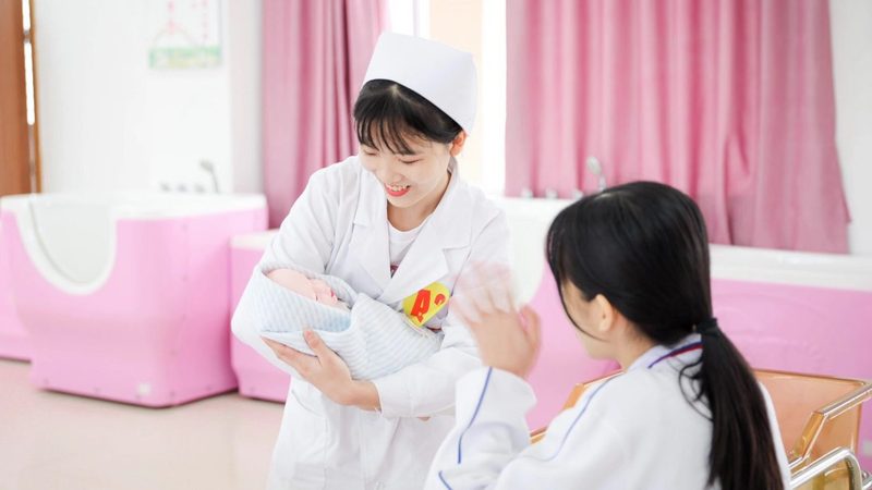 在选购折叠式婴儿洗澡盆时，家长们还需注意以下几点：